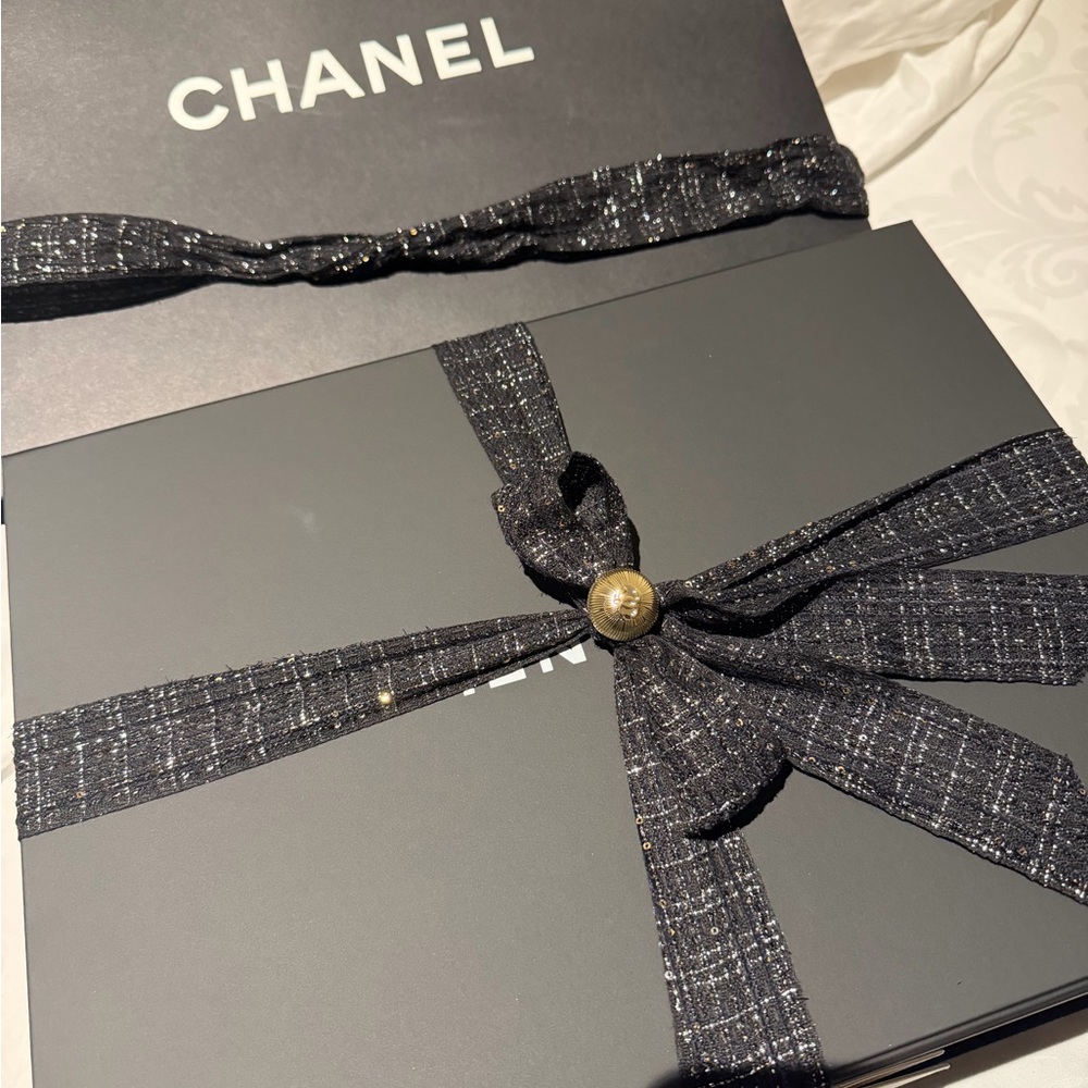 CHANEL 25 small Metallic Gold Quilted Drawstring Shoulder Bag - Picture 3 of 3